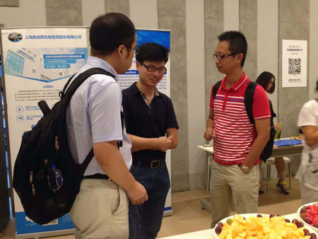 JDB电子CMC部门副主任黄冲和参会人员互换
