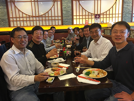 汪俊博士（右3）和专家们介绍JDB电子的最新国内大事记