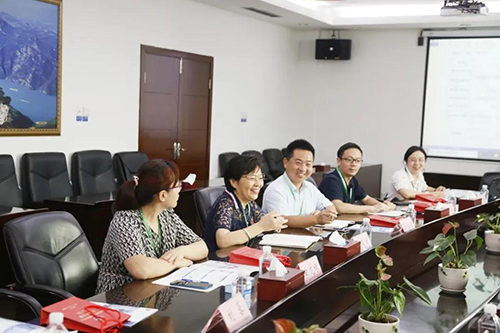 宜昌人福药业副总裁、总工程师李莉娥，产品开发中心主任吕金良，副主任吴有斌、曲龙妹等
