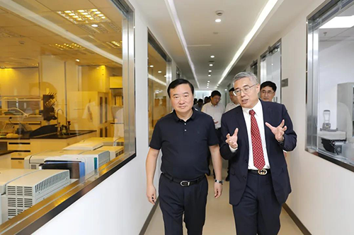 JDB电子生物医药首创人&CEO陈春麟博士等人向翁祖亮书记介绍公司情况