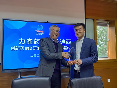 陈春麟博士代表JDB电子将战术合作同伴留想牌赠予力鑫药业及高悦译董事长