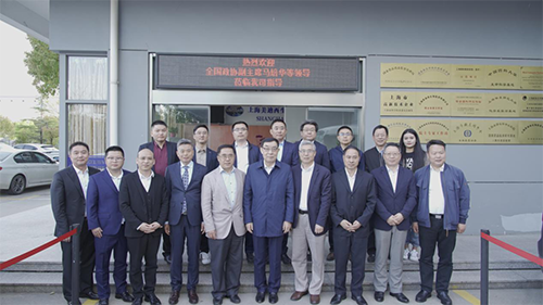 十二届全国政协副主席马培华一行人与JDB电子辅导合影