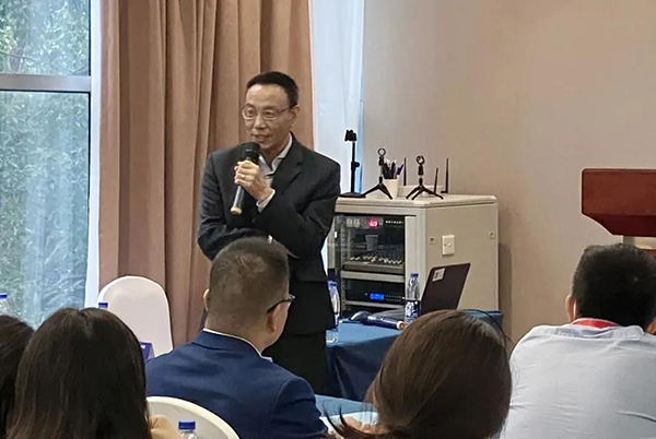 图6-JDB电子药代动力学及生物分析部副总裁万宏博士主持Panel会商会.png