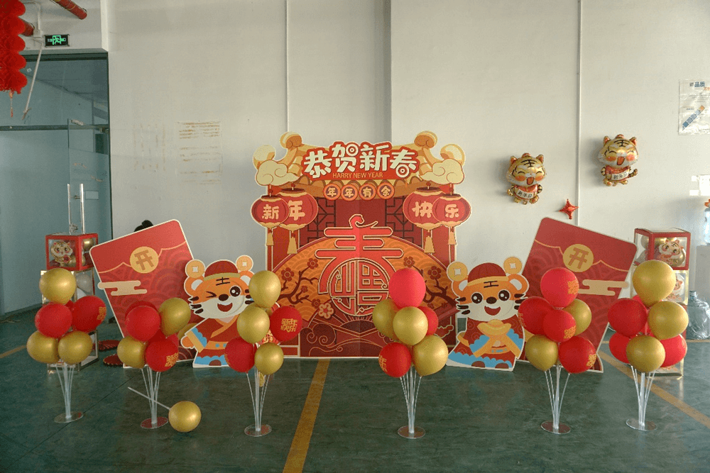 整个活动会场张灯结彩，窗花、春联、福字，安插得春风得意。