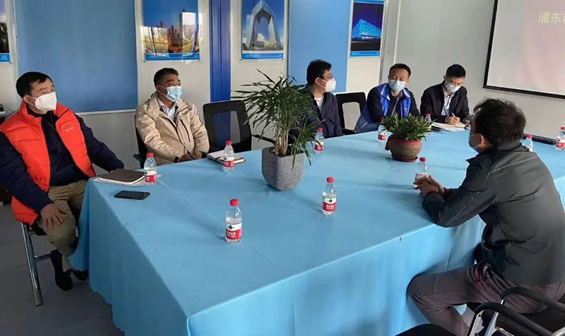 上海市浦东新区惠南镇杨扬镇长在走访JDB电子南汇园区.jpg