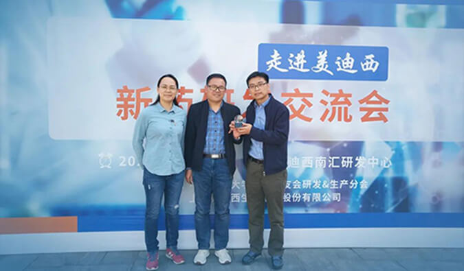 璧辰医药赠予JDB电子“JDB电子第一个候选化合物”留想奖杯.jpg