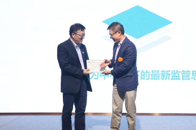 SDDA理事会执行主席邬征博士授予JDB电子企业会员证书.jpg